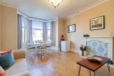 Spacious Ealing Broadway Apartment London Exterior photo